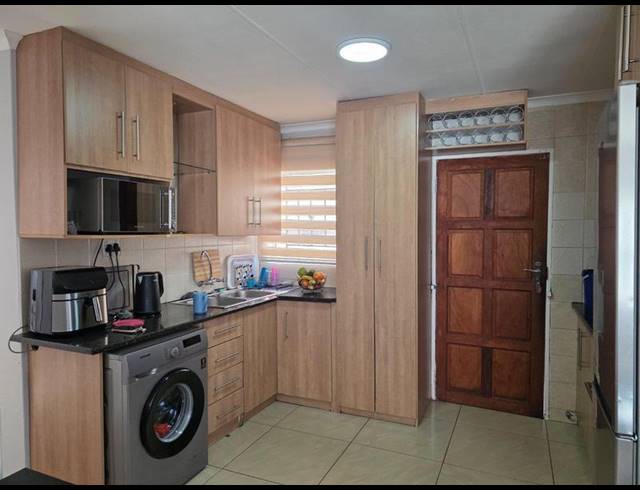 3 BEDROOM HOUSE FOR SALE IN KEMPTON PARK EXT 03